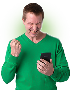 Homem com celular na mão